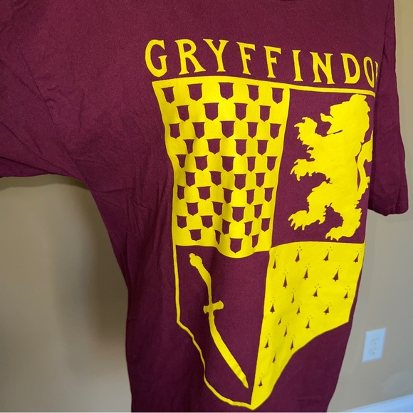 Harry Potter Gryffindor Crest Crewneck Adult Maroon T-Shirt Size Large - Picture 5 of 8